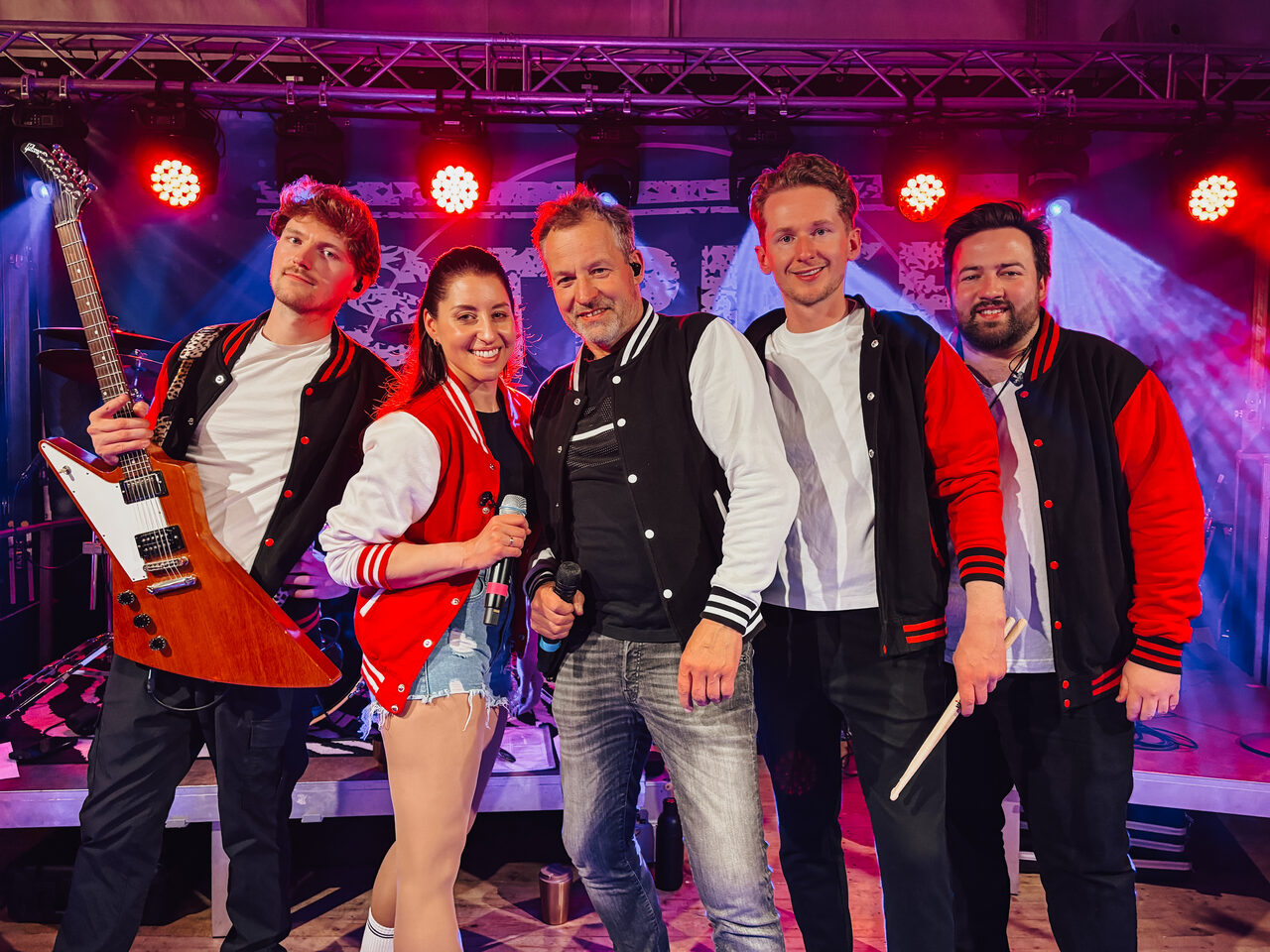 STRIKE Partyband live im Festzelt – Saisonauftakt im Kreis Soest